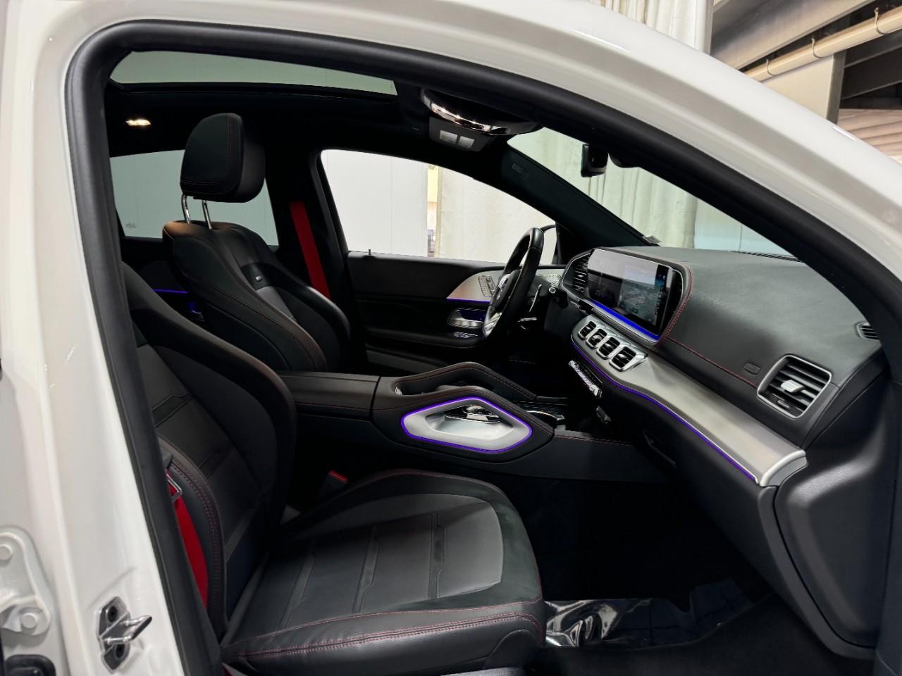 Mercedes-Benz GLE Vehicle Full-screen Gallery Image 18