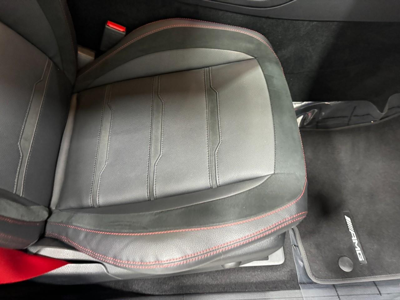 Mercedes-Benz GLE Vehicle Full-screen Gallery Image 19