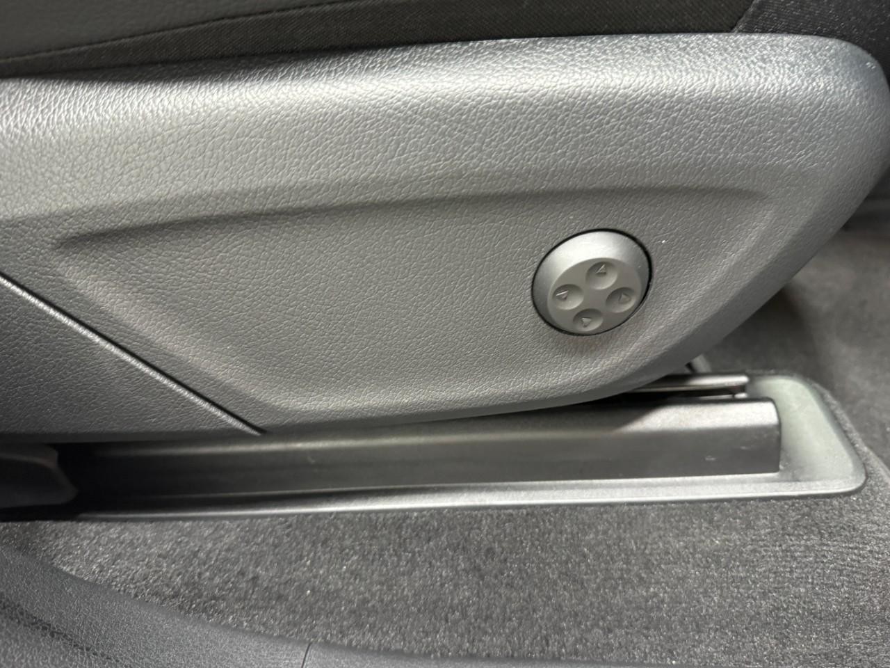 Mercedes-Benz GLE Vehicle Full-screen Gallery Image 20