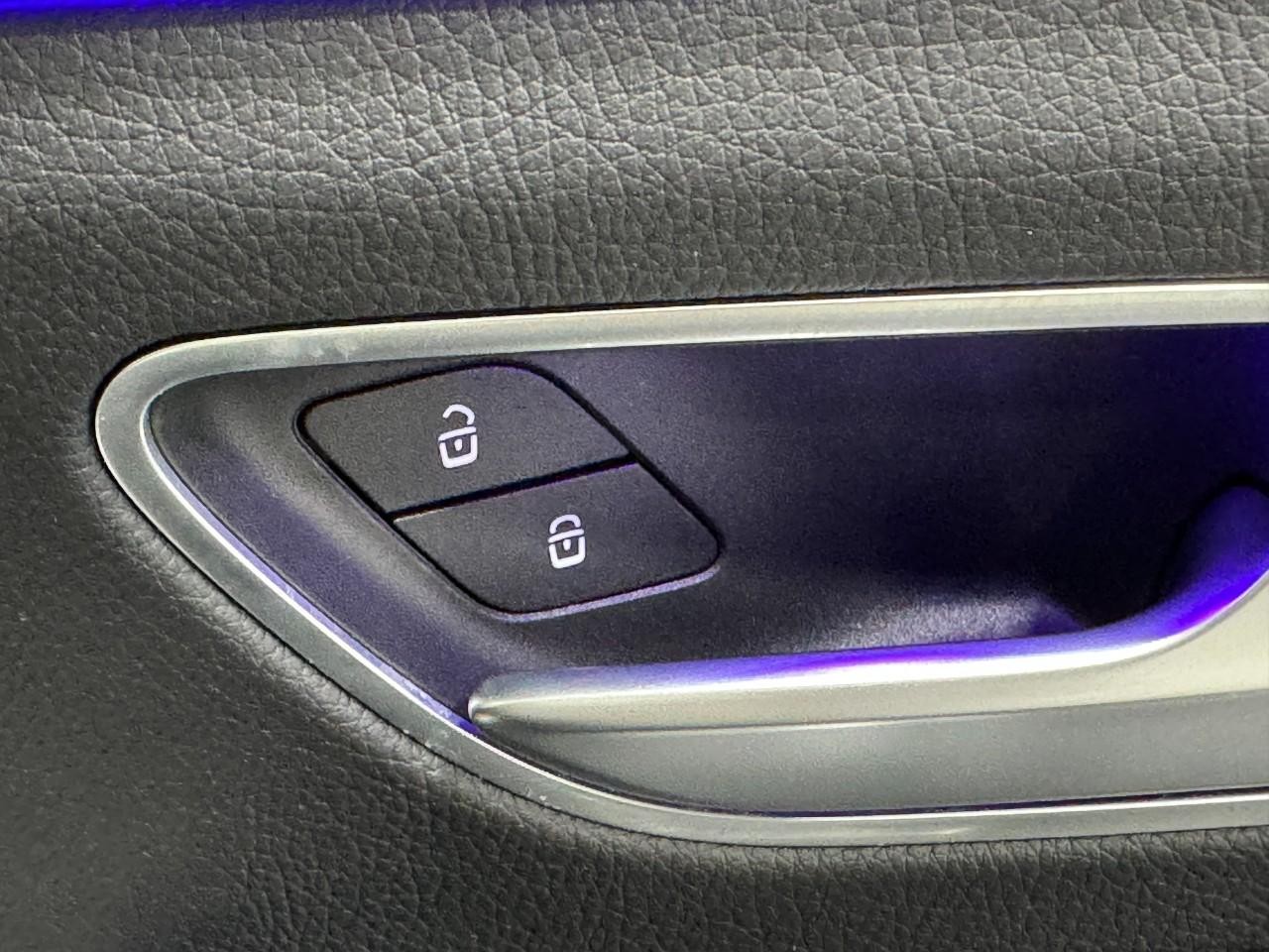 Mercedes-Benz GLE Vehicle Full-screen Gallery Image 22