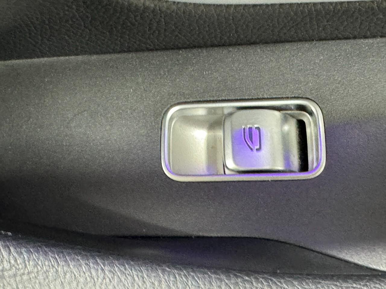 Mercedes-Benz GLE Vehicle Full-screen Gallery Image 23