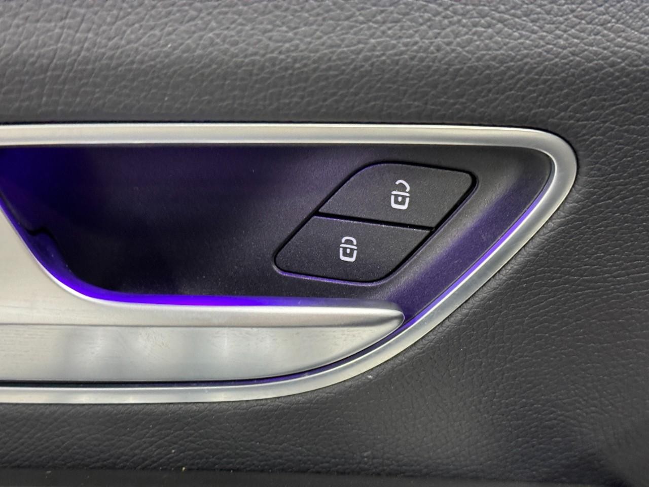 Mercedes-Benz GLE Vehicle Full-screen Gallery Image 26