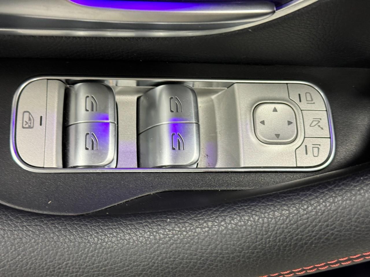 Mercedes-Benz GLE Vehicle Full-screen Gallery Image 27