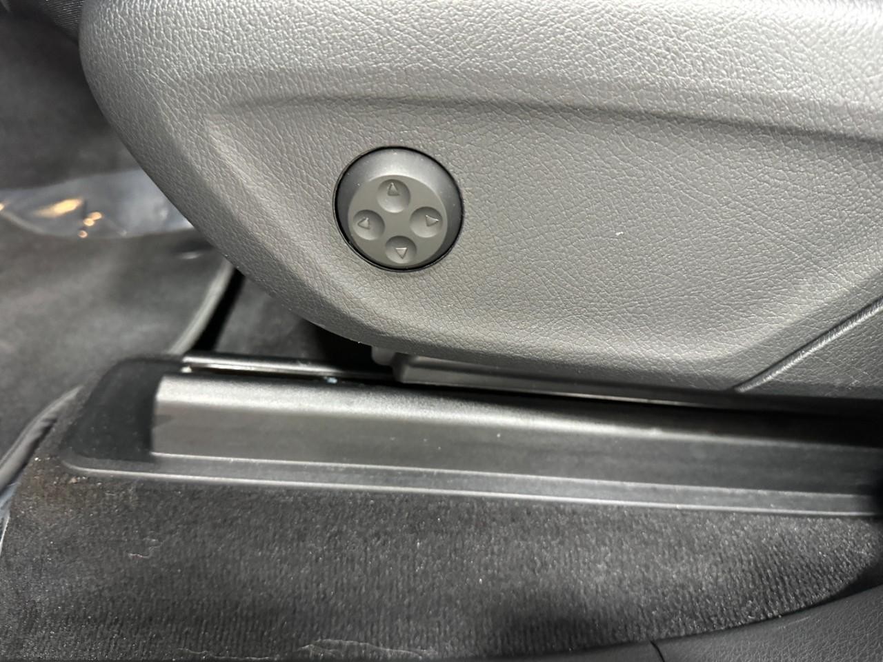 Mercedes-Benz GLE Vehicle Full-screen Gallery Image 31