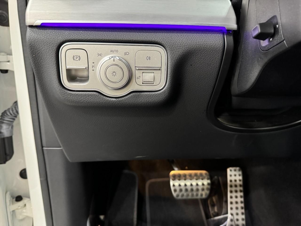 Mercedes-Benz GLE Vehicle Full-screen Gallery Image 32