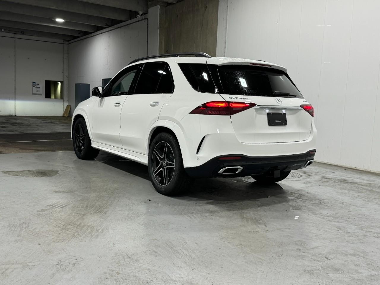 Mercedes-Benz GLE Vehicle Full-screen Gallery Image 3