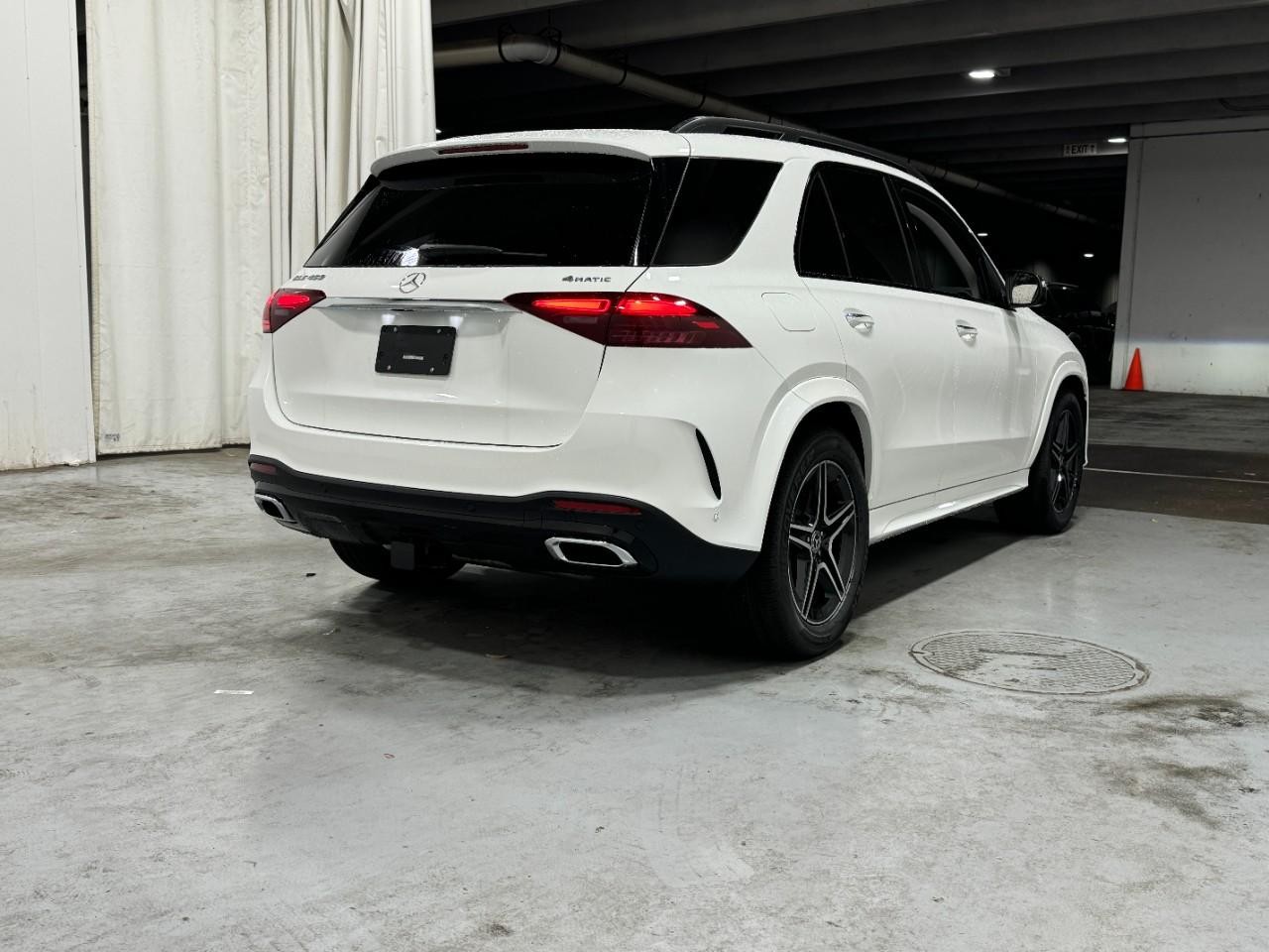 Mercedes-Benz GLE Vehicle Full-screen Gallery Image 4