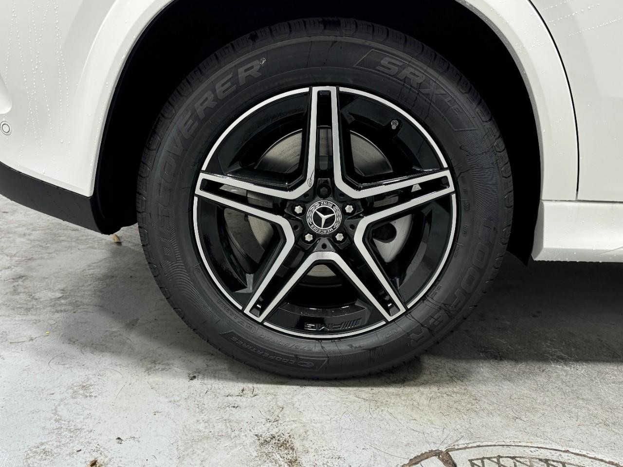 Mercedes-Benz GLE Vehicle Full-screen Gallery Image 5