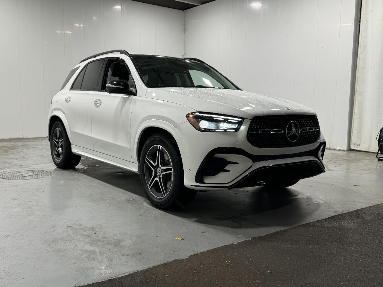 Mercedes-Benz GLE Vehicle Full-screen Gallery Image 6