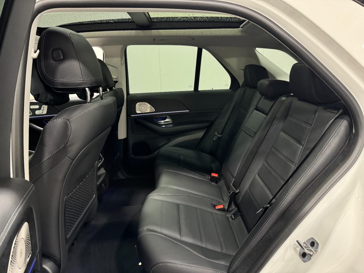 Mercedes-Benz GLE Vehicle Full-screen Gallery Image 8