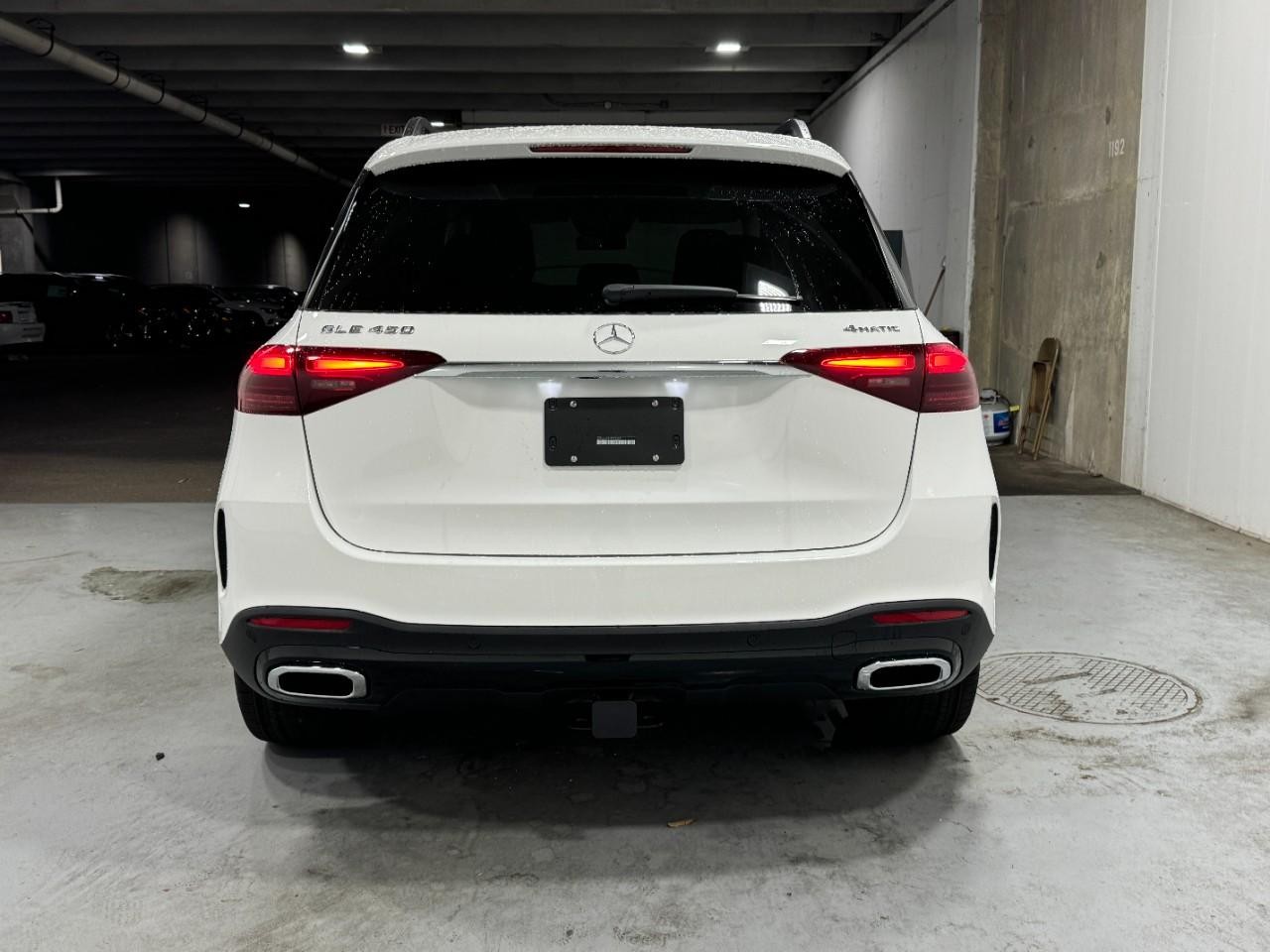 Mercedes-Benz GLE Vehicle Full-screen Gallery Image 9