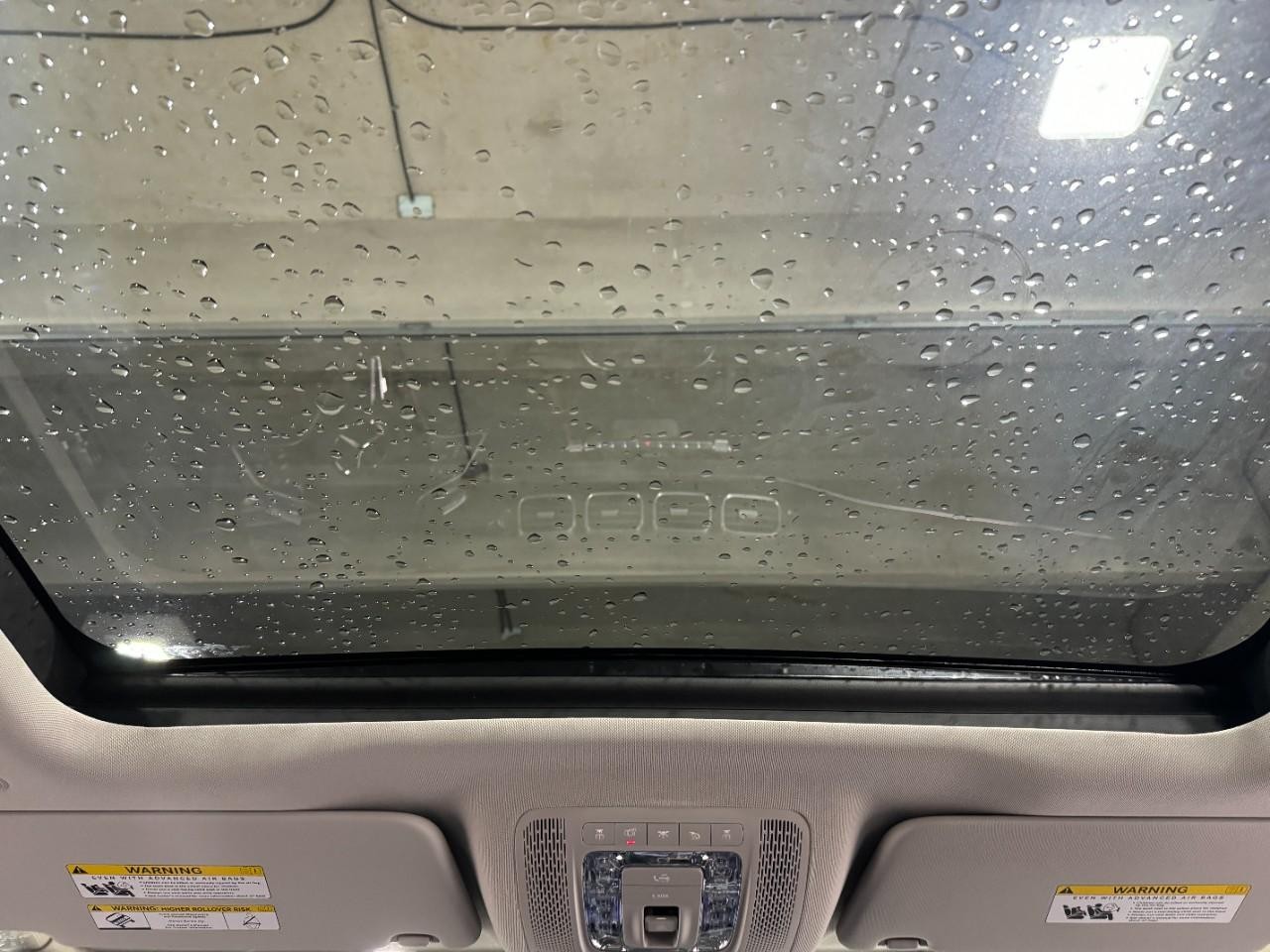 Mercedes-Benz GLE Vehicle Full-screen Gallery Image 11