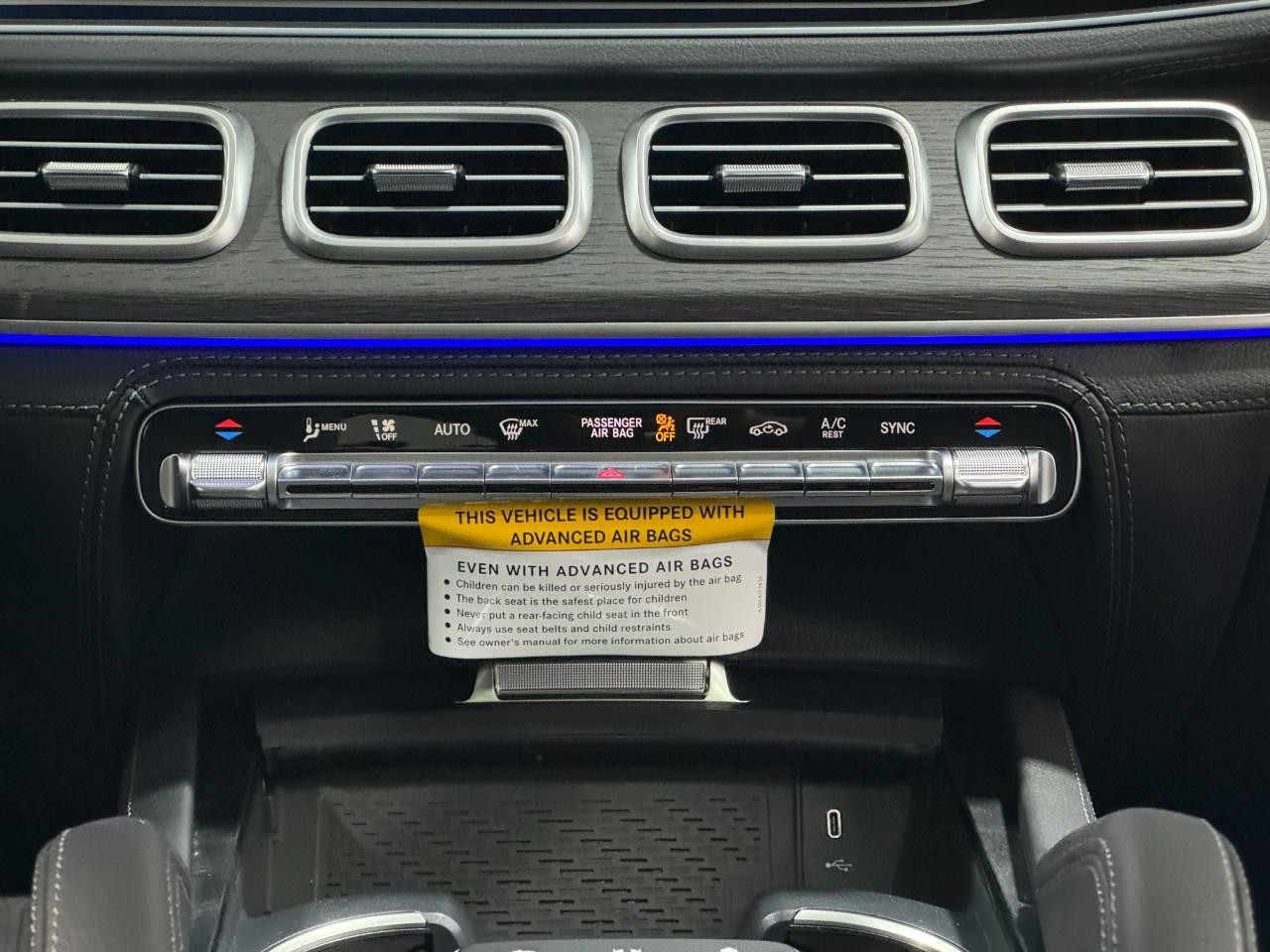 Mercedes-Benz GLE Vehicle Full-screen Gallery Image 15