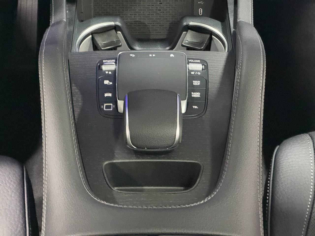 Mercedes-Benz GLE Vehicle Full-screen Gallery Image 16