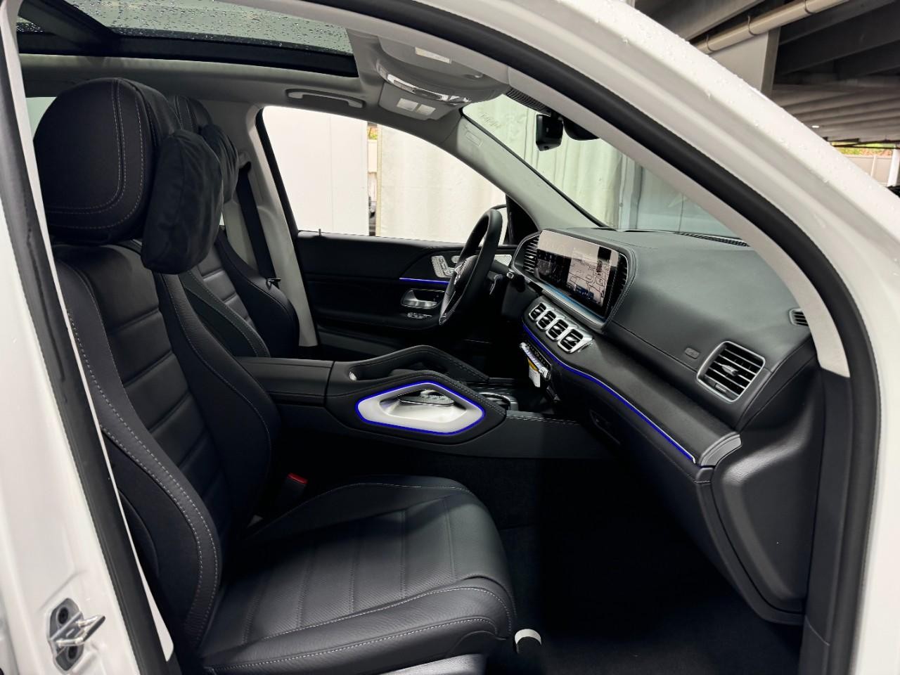 Mercedes-Benz GLE Vehicle Full-screen Gallery Image 18