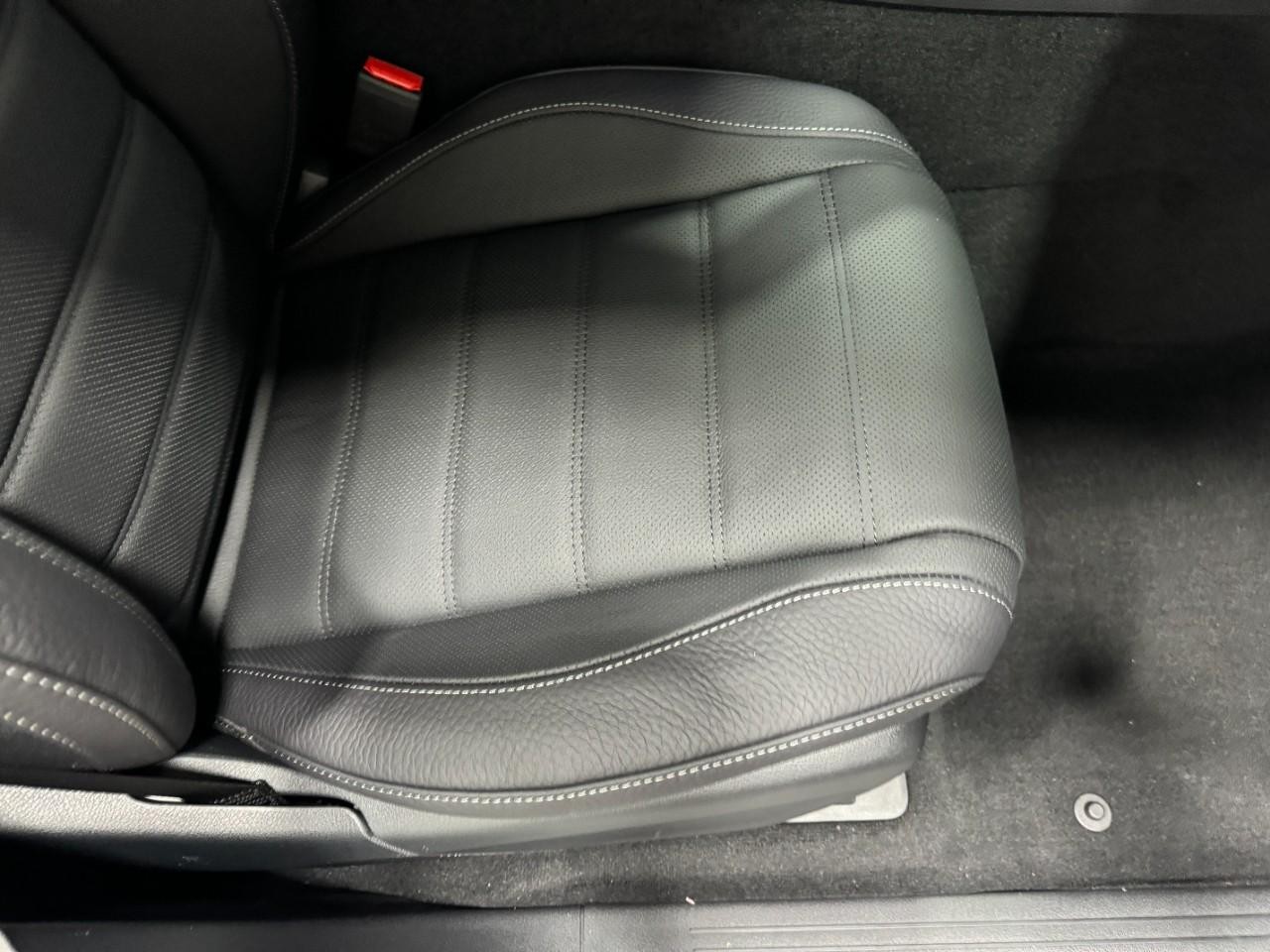 Mercedes-Benz GLE Vehicle Full-screen Gallery Image 19