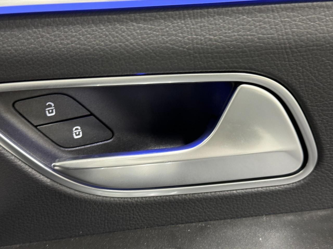 Mercedes-Benz GLE Vehicle Full-screen Gallery Image 21