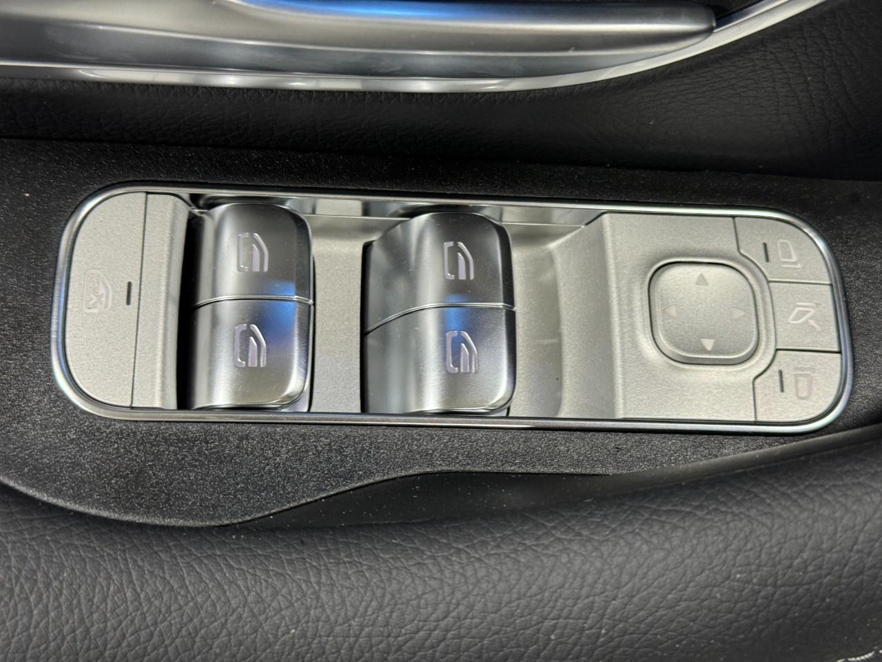 Mercedes-Benz GLE Vehicle Full-screen Gallery Image 26