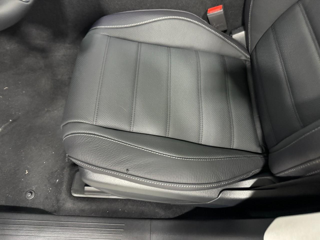 Mercedes-Benz GLE Vehicle Full-screen Gallery Image 29