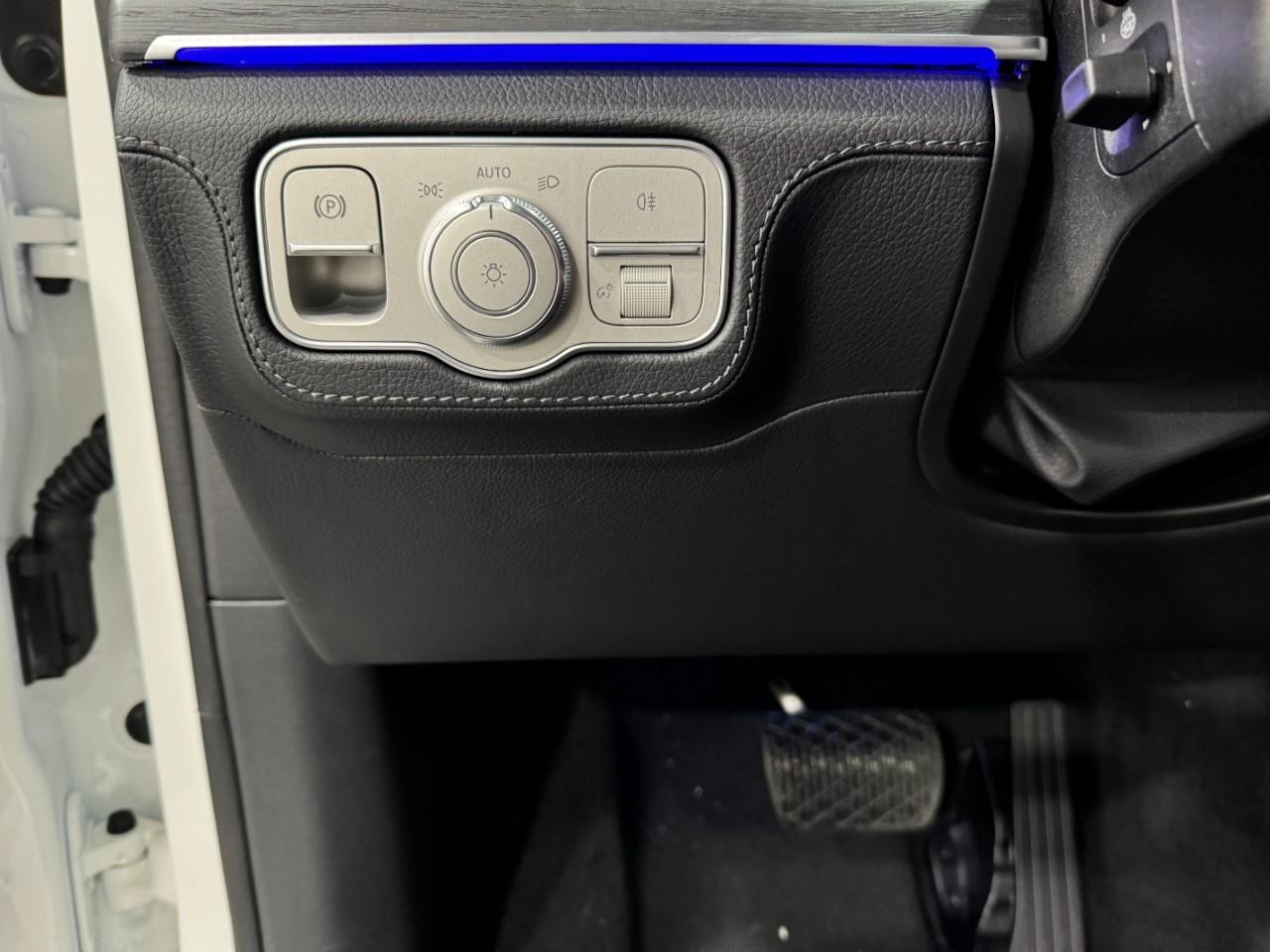 Mercedes-Benz GLE Vehicle Full-screen Gallery Image 30