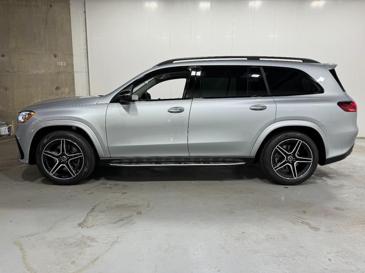 Mercedes-Benz GLS Vehicle Full-screen Gallery Image 2
