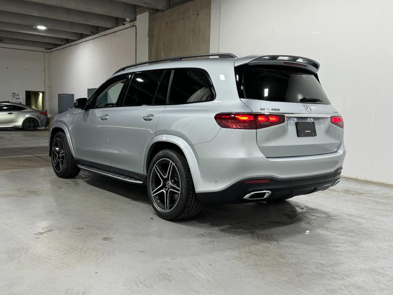 Mercedes-Benz GLS Vehicle Full-screen Gallery Image 3