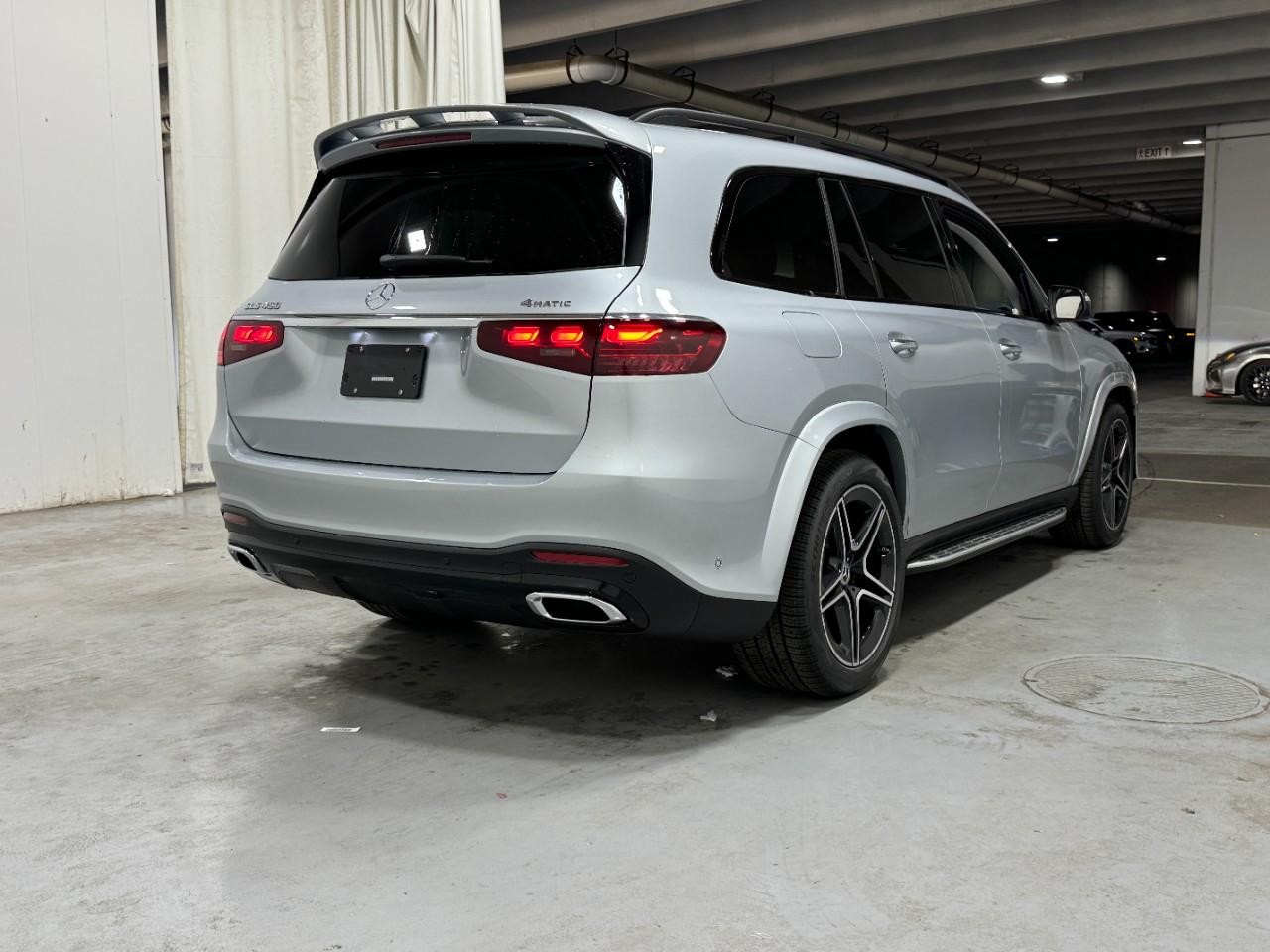 Mercedes-Benz GLS Vehicle Full-screen Gallery Image 4