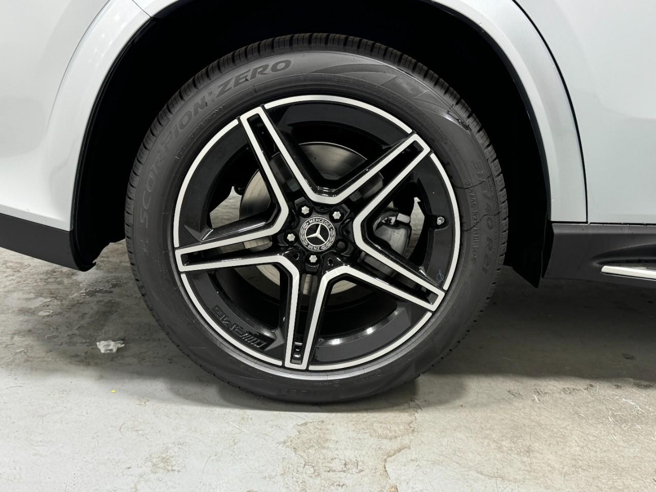 Mercedes-Benz GLS Vehicle Full-screen Gallery Image 5