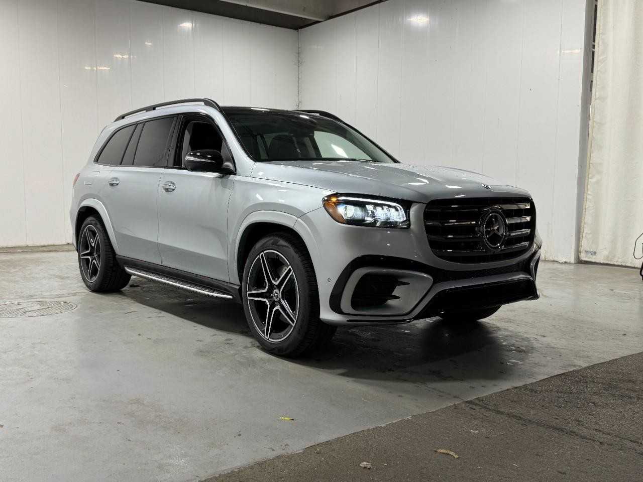 Mercedes-Benz GLS Vehicle Full-screen Gallery Image 6