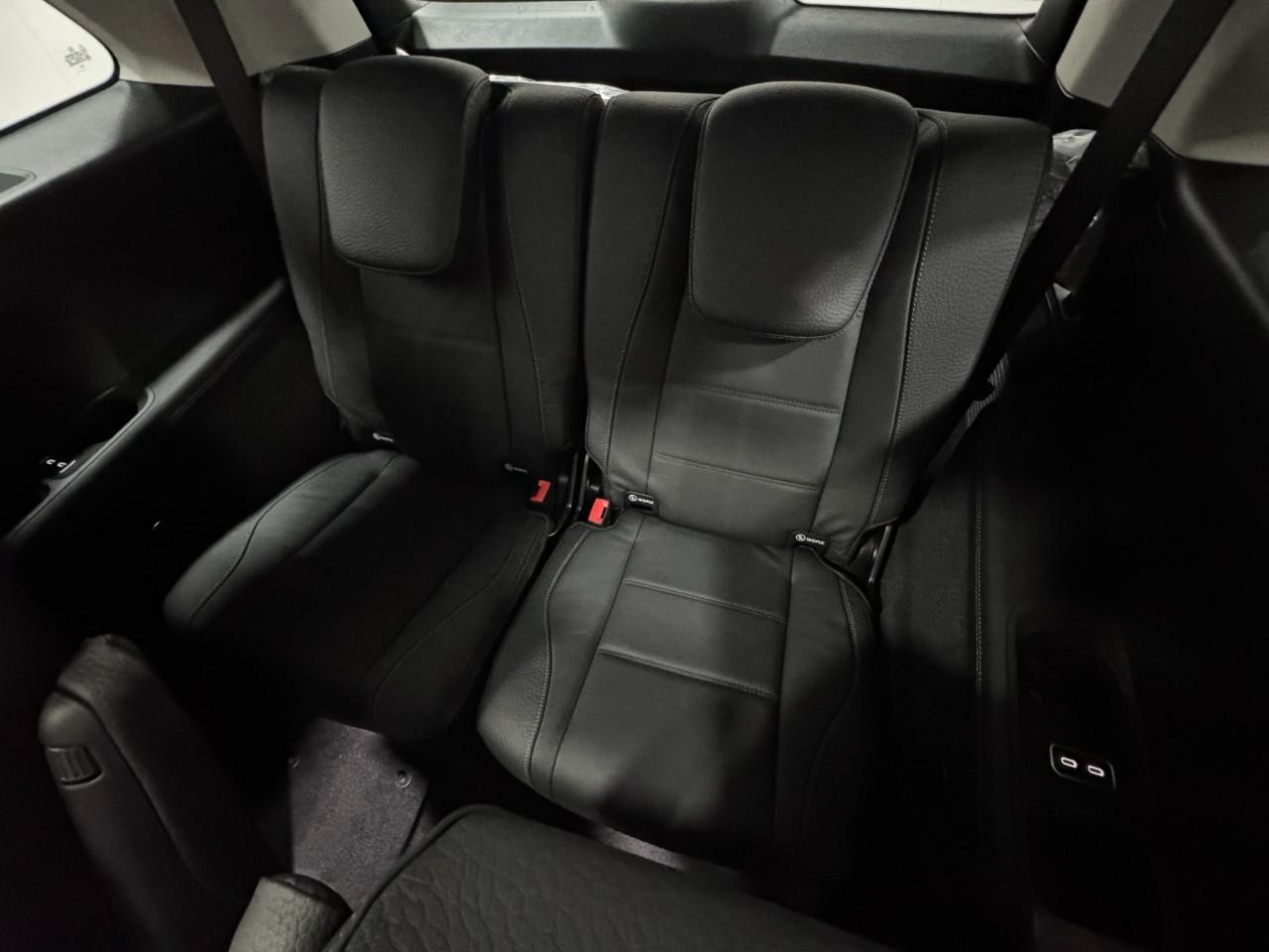 Mercedes-Benz GLS Vehicle Full-screen Gallery Image 8