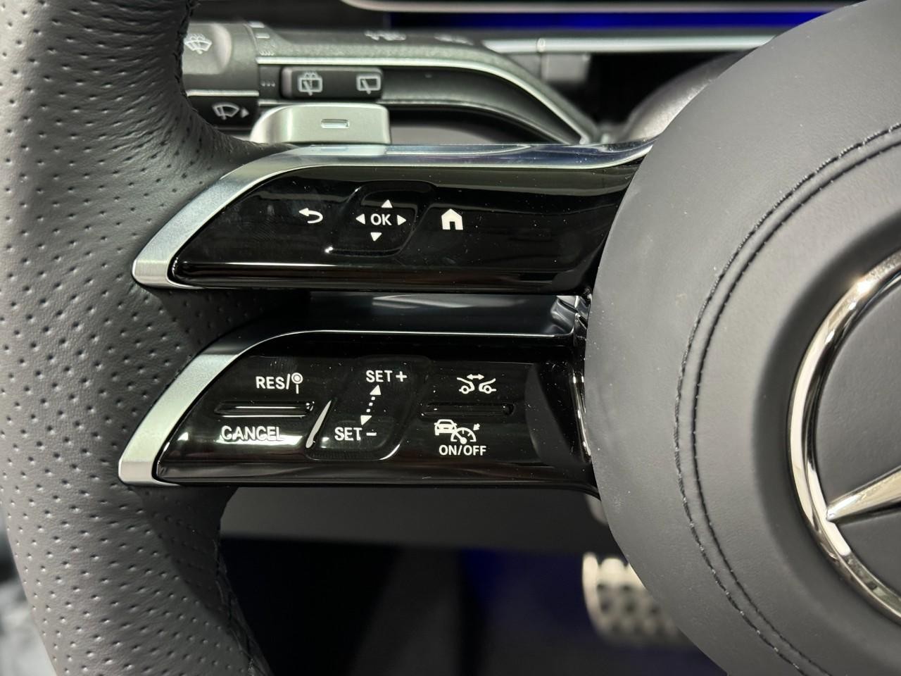 Mercedes-Benz GLS Vehicle Full-screen Gallery Image 34