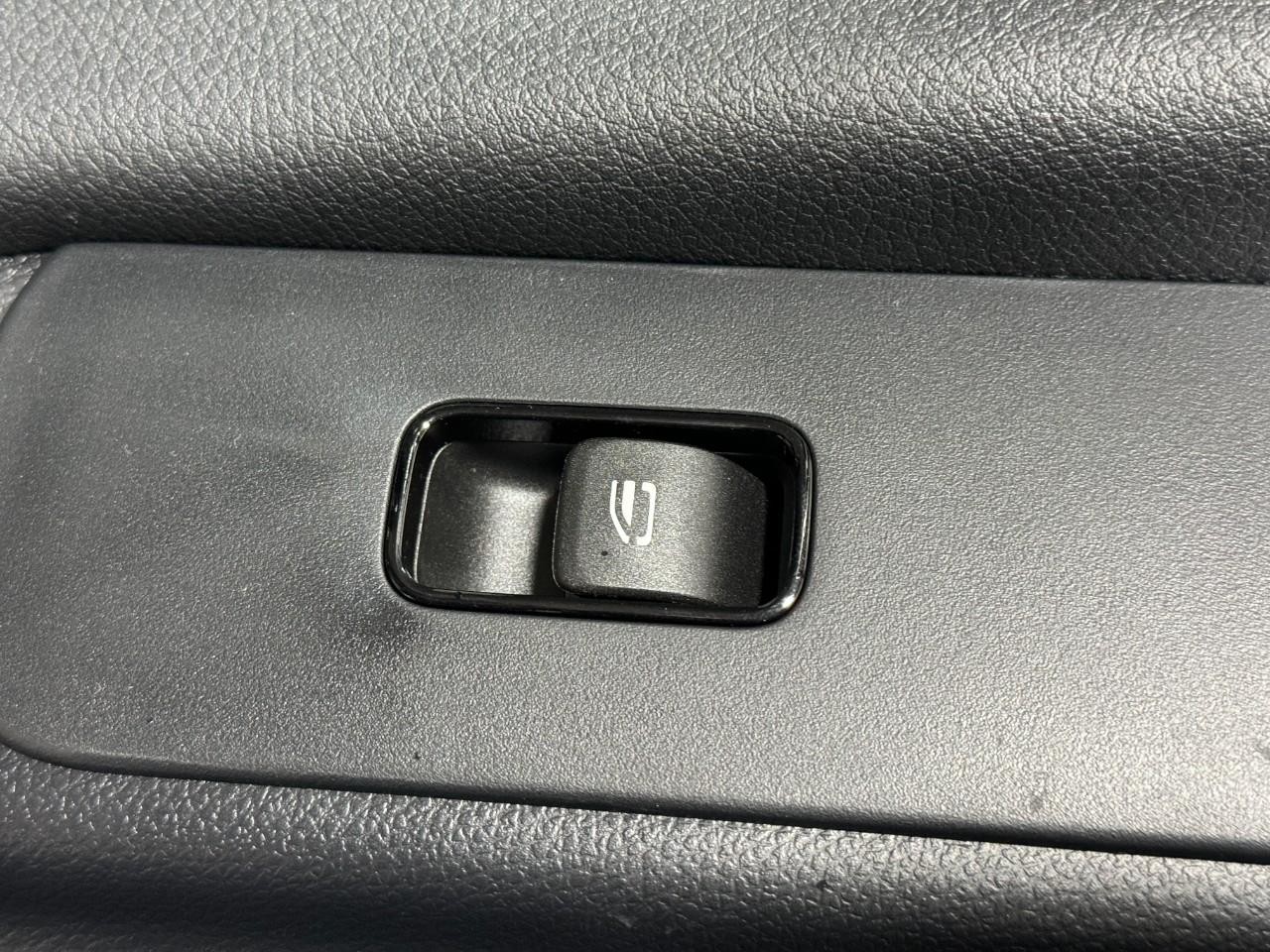 Mercedes-Benz Sprinter Cargo Van Vehicle Full-screen Gallery Image 20