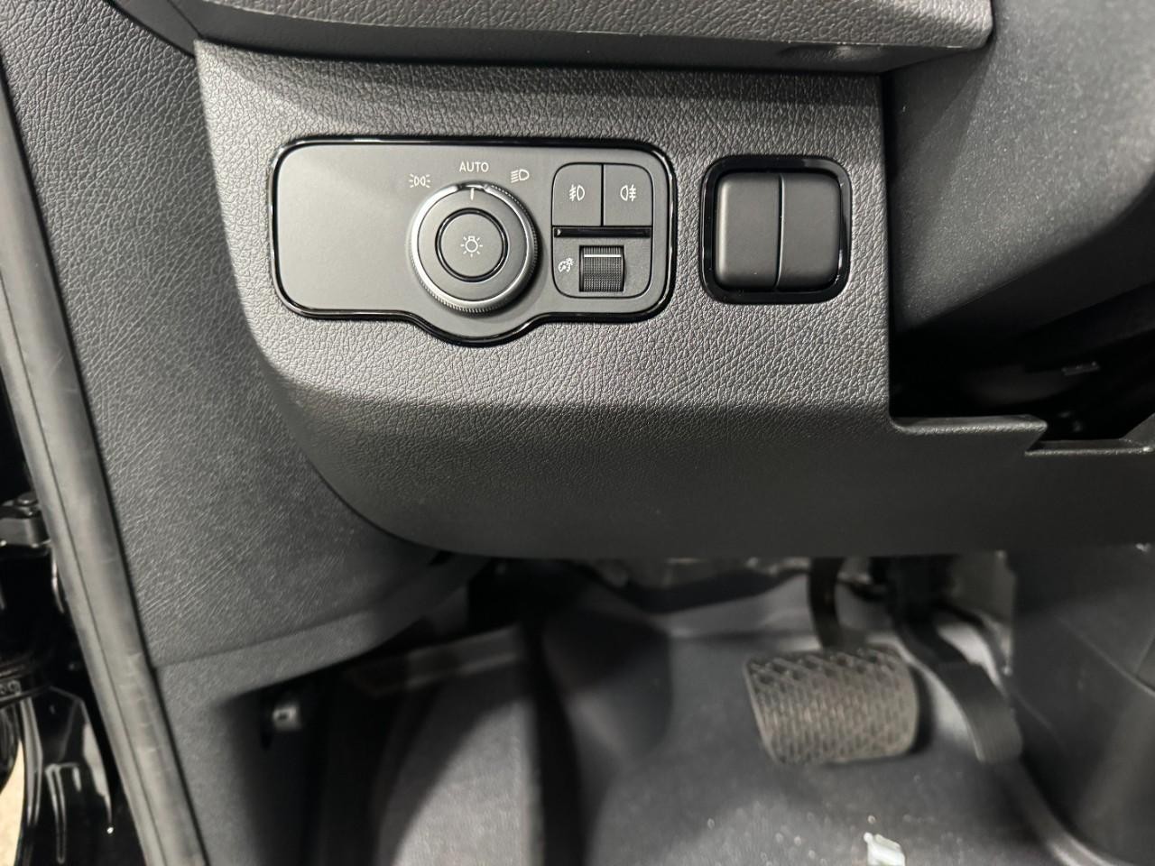 Mercedes-Benz Sprinter Cargo Van Vehicle Full-screen Gallery Image 28