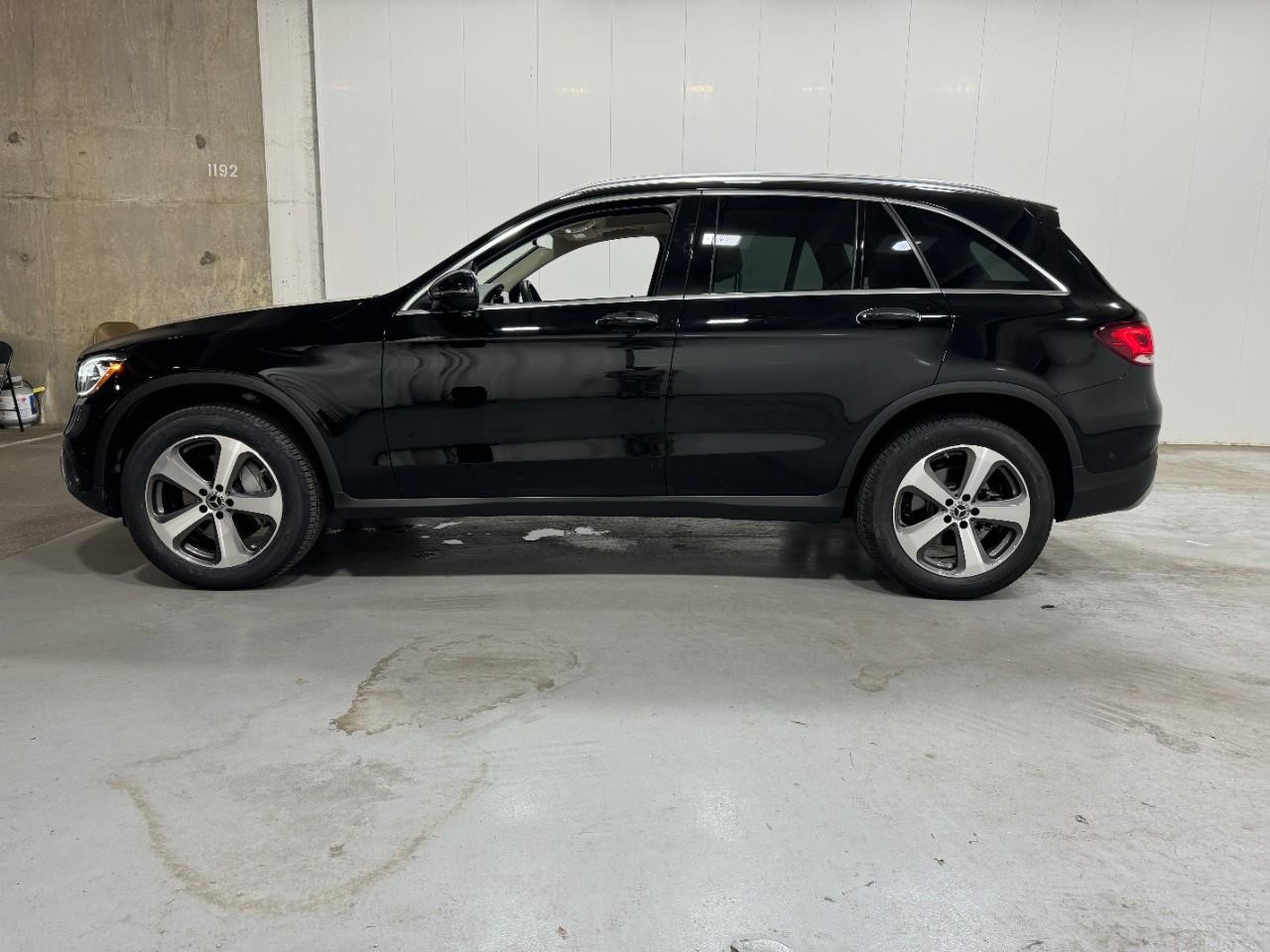 Mercedes-Benz GLC Vehicle Full-screen Gallery Image 2