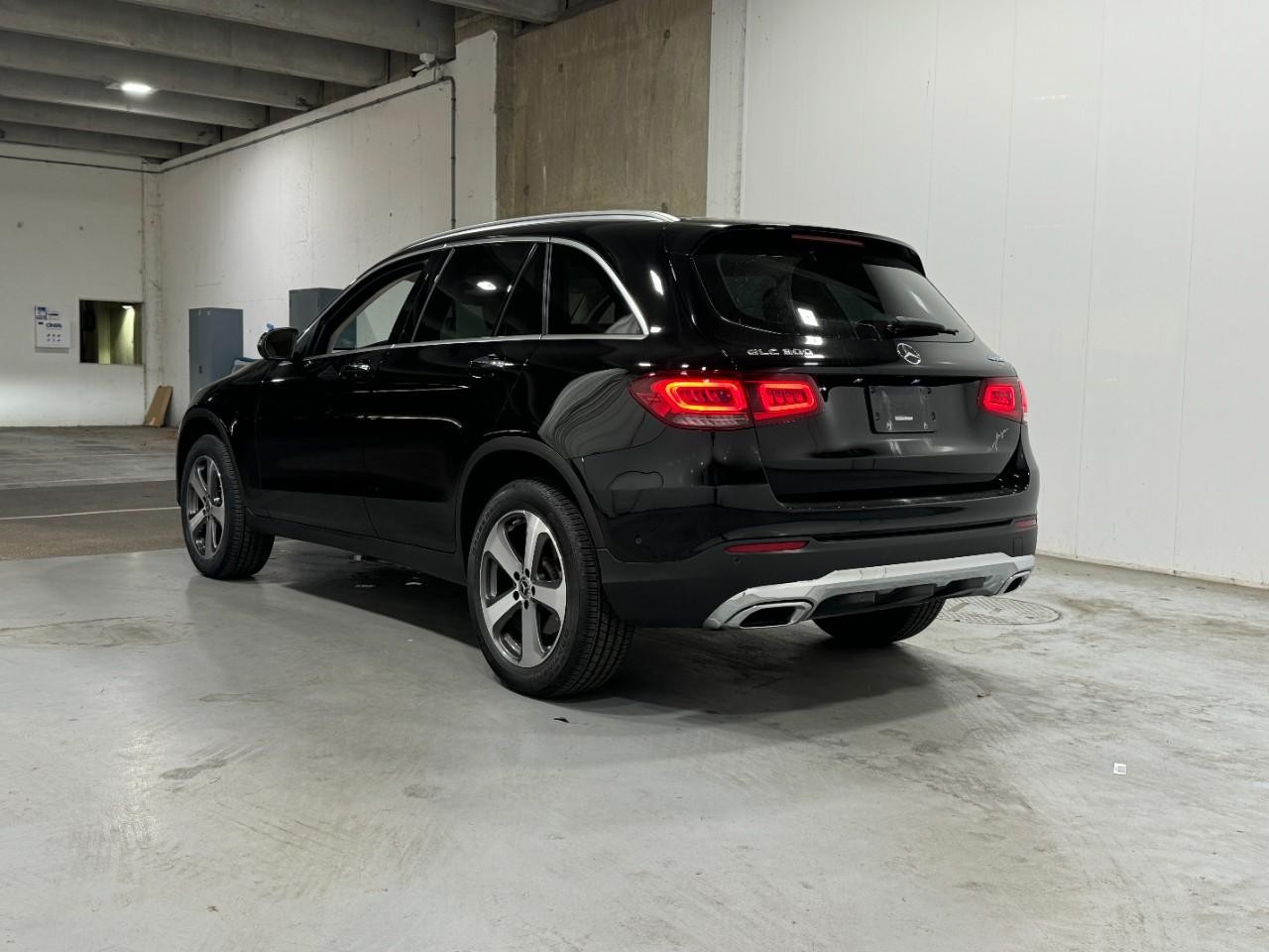 Mercedes-Benz GLC Vehicle Full-screen Gallery Image 3
