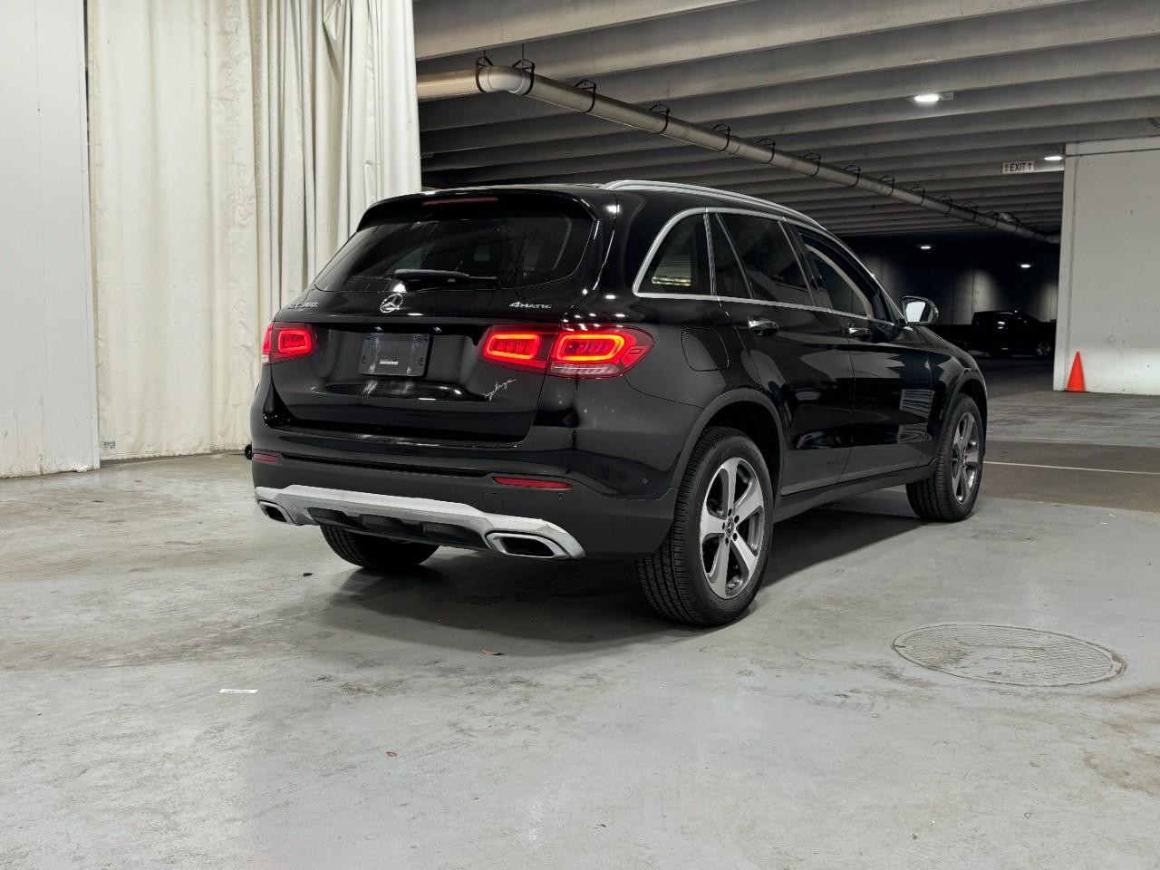 Mercedes-Benz GLC Vehicle Full-screen Gallery Image 4