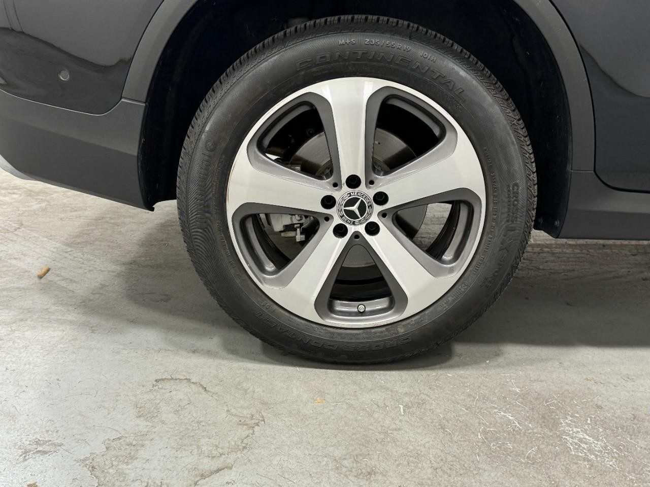 Mercedes-Benz GLC Vehicle Full-screen Gallery Image 5