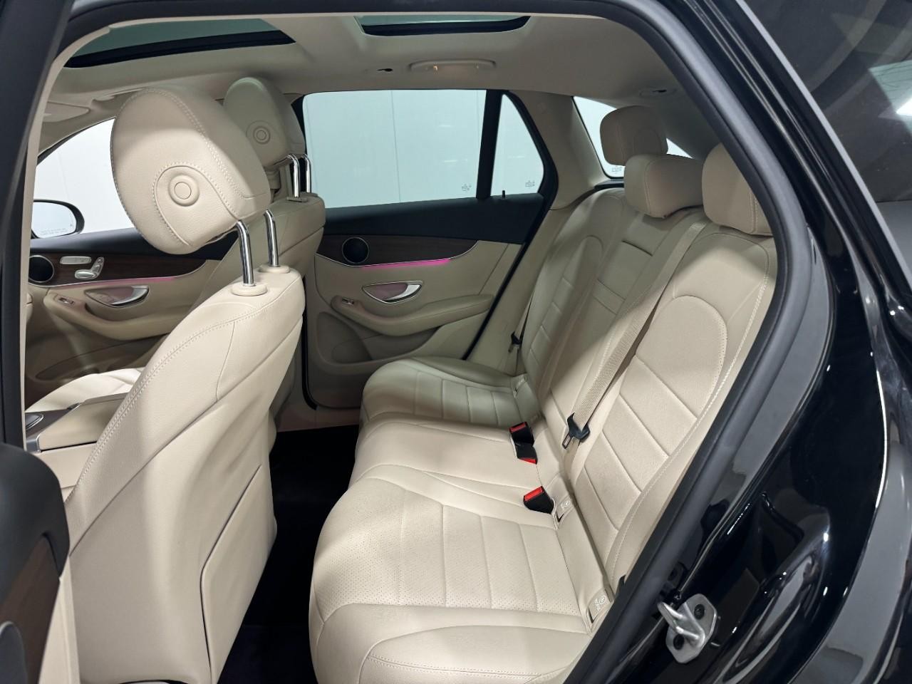 Mercedes-Benz GLC Vehicle Full-screen Gallery Image 8