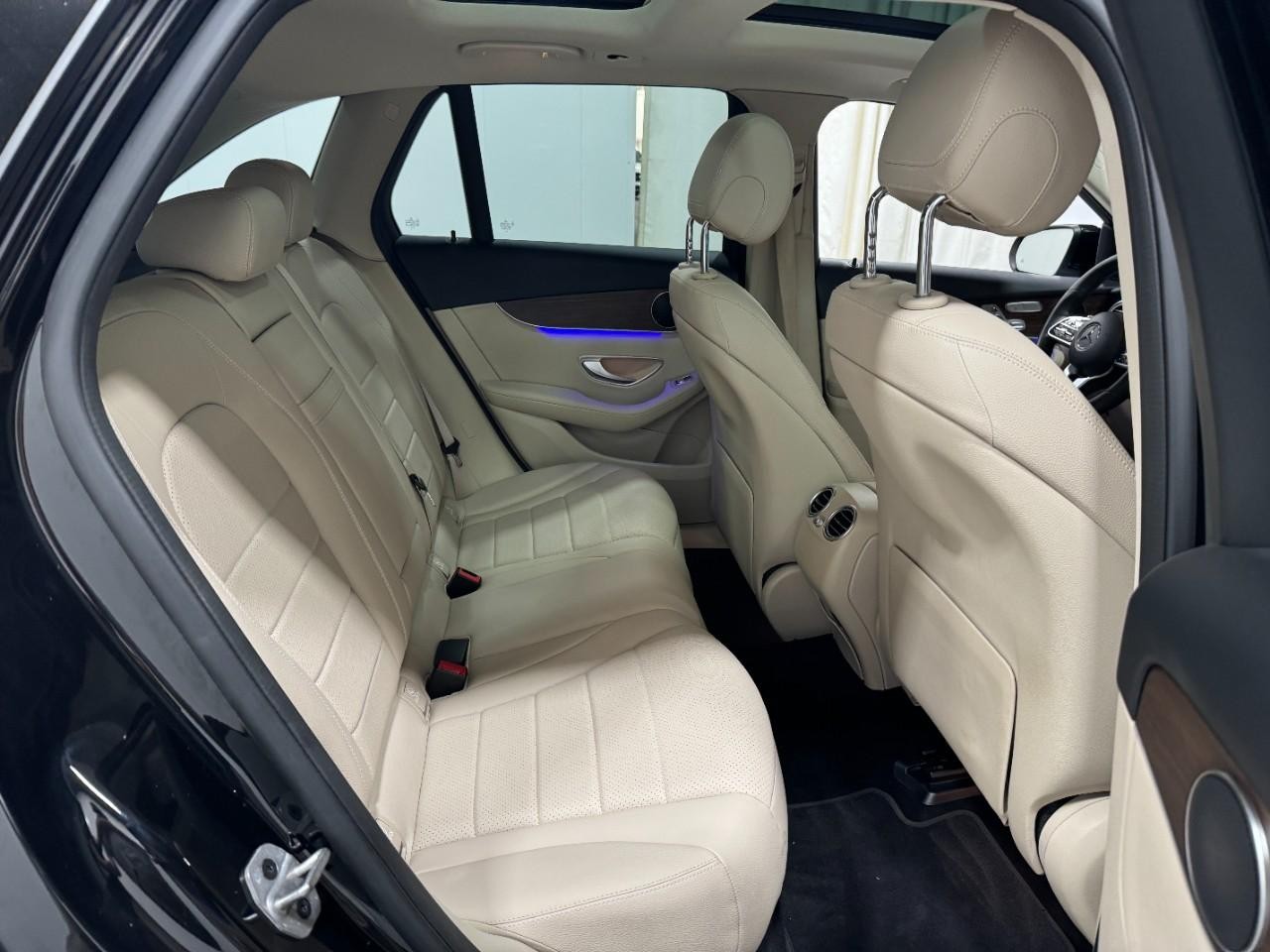 Mercedes-Benz GLC Vehicle Full-screen Gallery Image 10