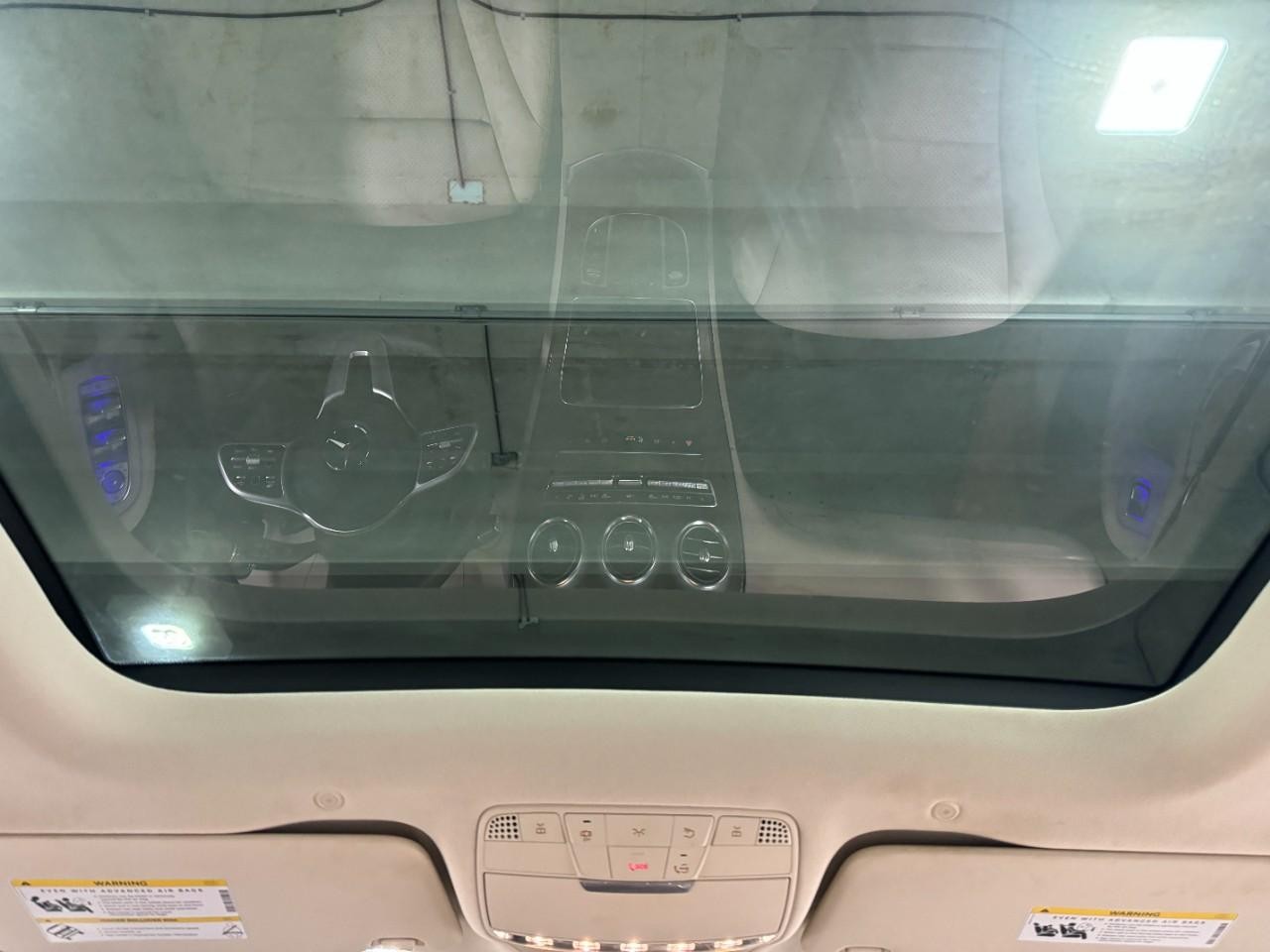 Mercedes-Benz GLC Vehicle Full-screen Gallery Image 11