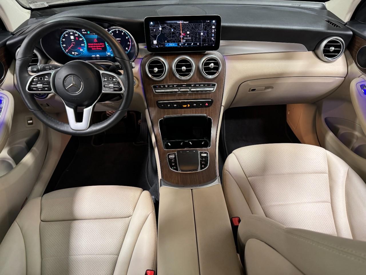 Mercedes-Benz GLC Vehicle Full-screen Gallery Image 12