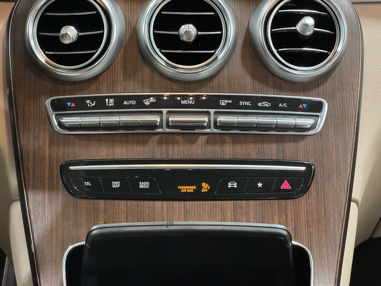 Mercedes-Benz GLC Vehicle Full-screen Gallery Image 15