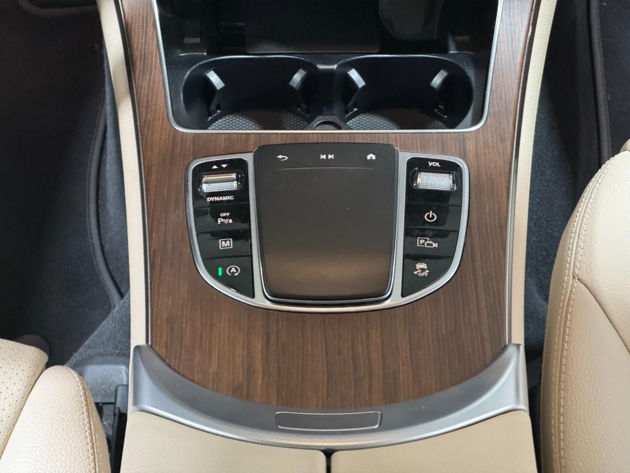 Mercedes-Benz GLC Vehicle Full-screen Gallery Image 16