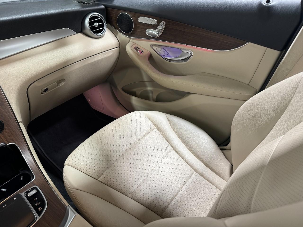 Mercedes-Benz GLC Vehicle Full-screen Gallery Image 17