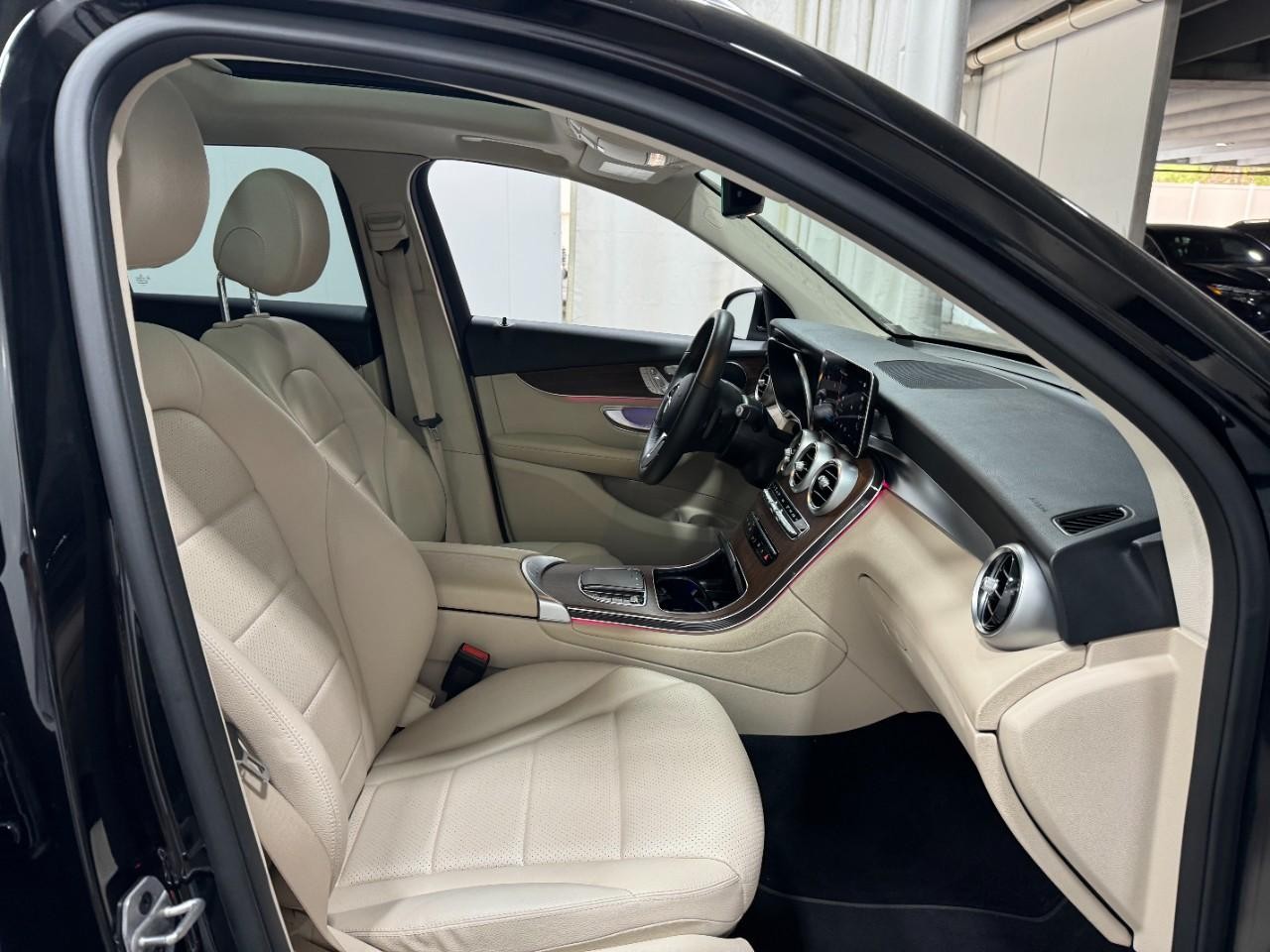 Mercedes-Benz GLC Vehicle Full-screen Gallery Image 18