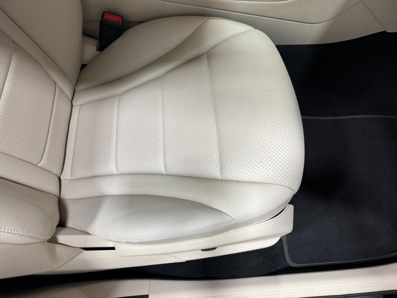 Mercedes-Benz GLC Vehicle Full-screen Gallery Image 19