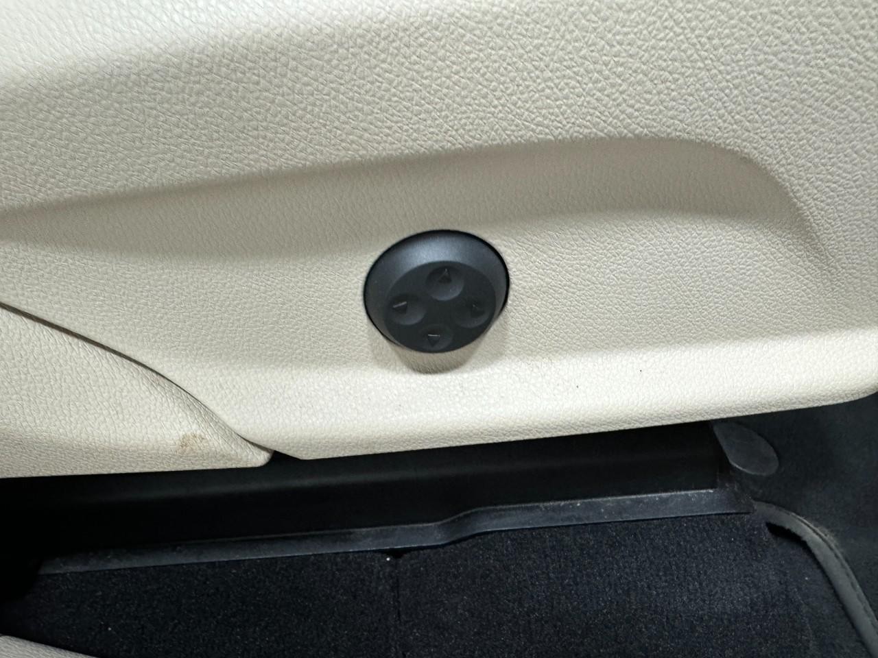 Mercedes-Benz GLC Vehicle Full-screen Gallery Image 20