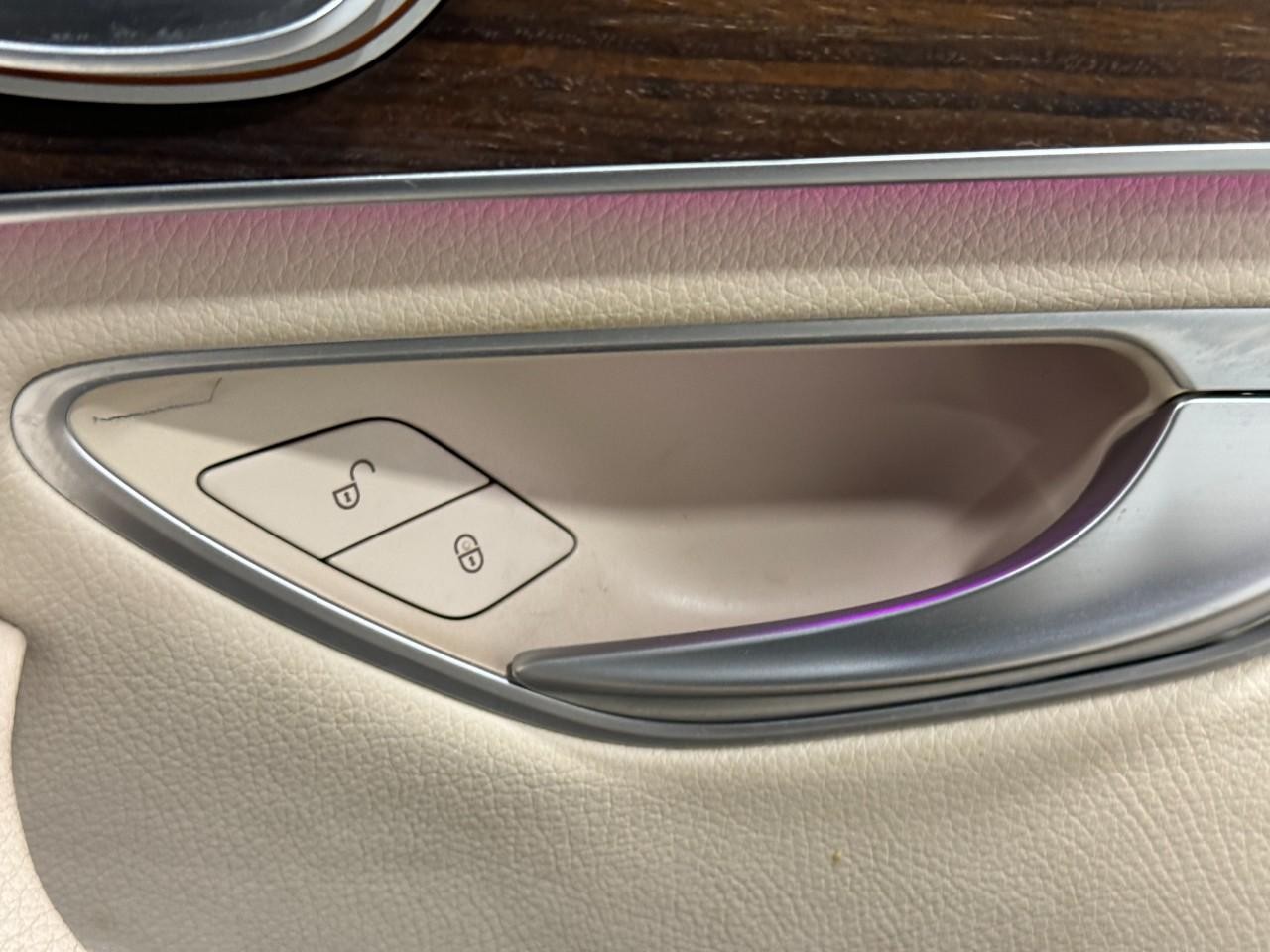 Mercedes-Benz GLC Vehicle Full-screen Gallery Image 22