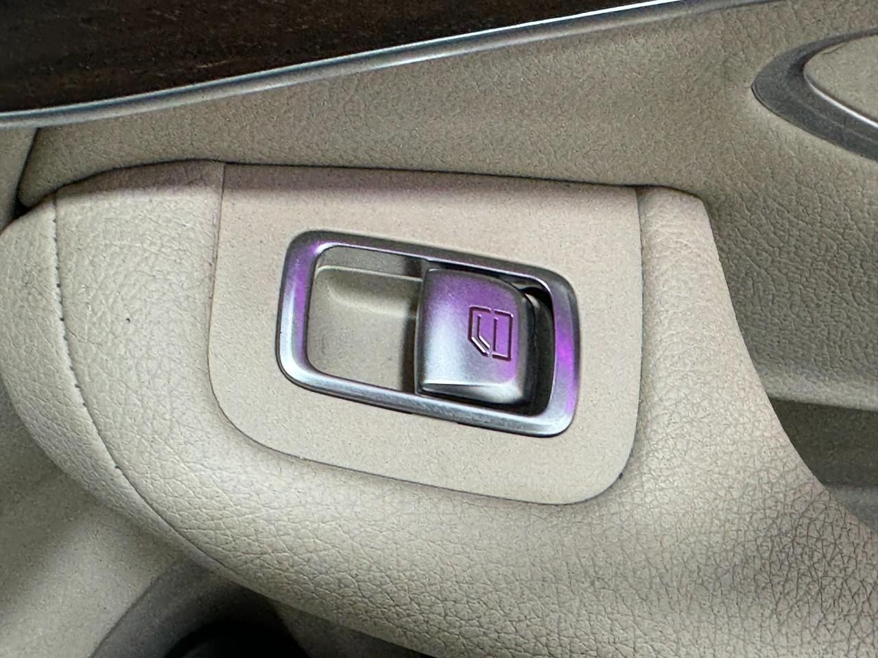 Mercedes-Benz GLC Vehicle Full-screen Gallery Image 23