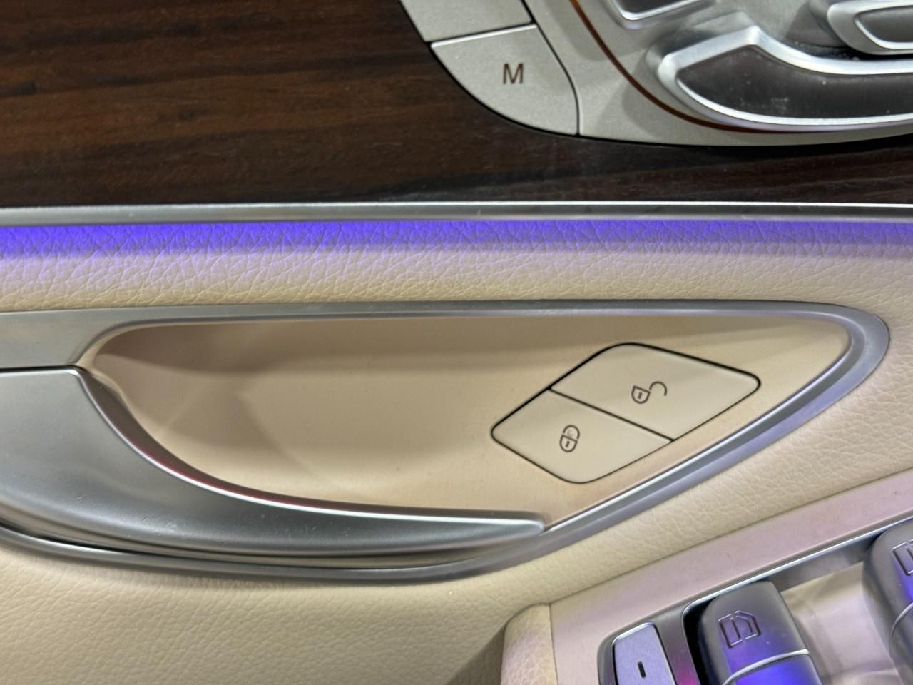 Mercedes-Benz GLC Vehicle Full-screen Gallery Image 25